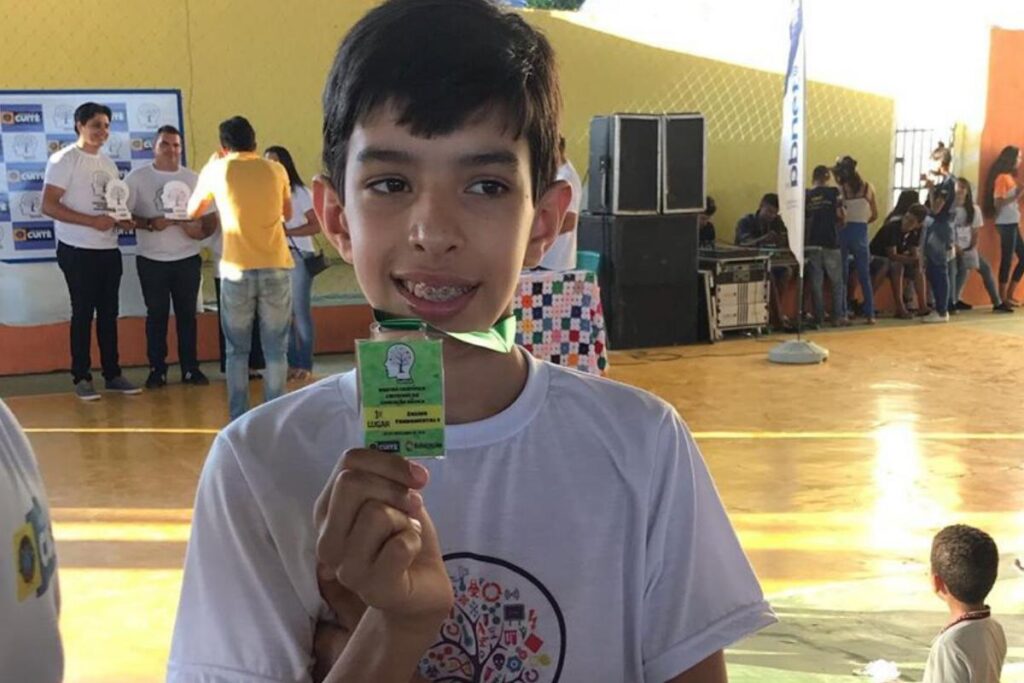 O menino frequenta a rede pública de ensino