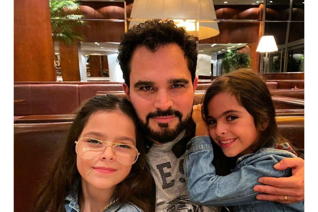 Luciano, a mulher Flávia Camargo e as duas filhas com nove anos.