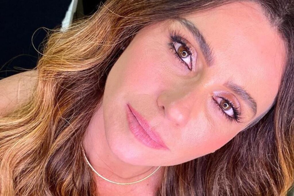 A atriz precisou de ajuda para conseguir levar as meninas para casa