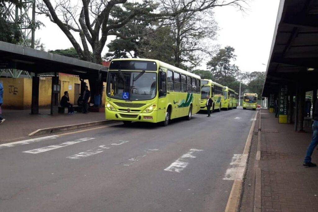 A criança havia tentado subir no banco