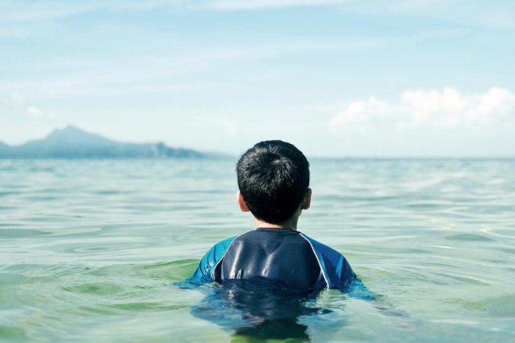 O menino achou que era um peixe que tinha o derrubado da prancha