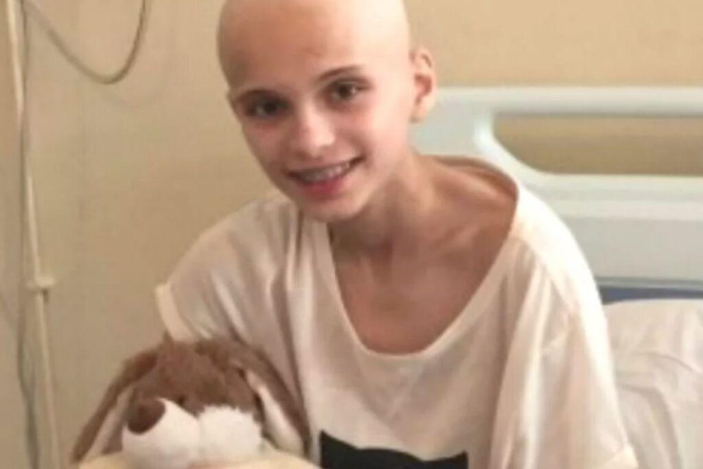 Ellie com 14 e 18 anos