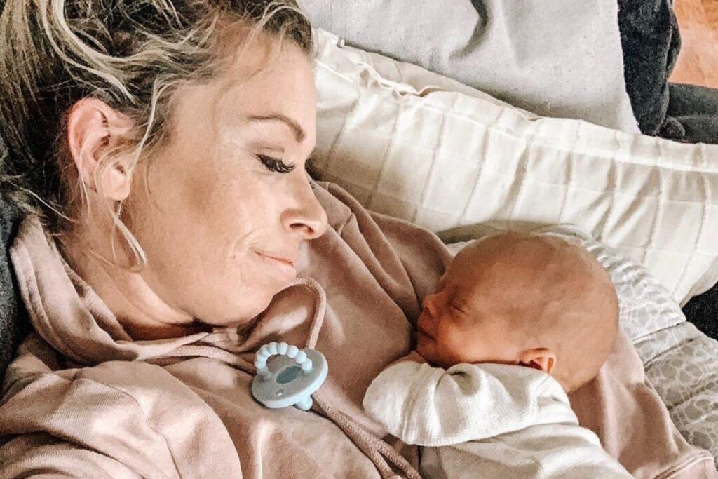 Charlotte  já usa aparelhos auditivos