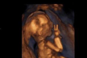 O bebê de Kourney mandou beijos para a irmã mais velha