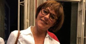 O menino imitou o pai acenando para o fotografo e roubou a cena