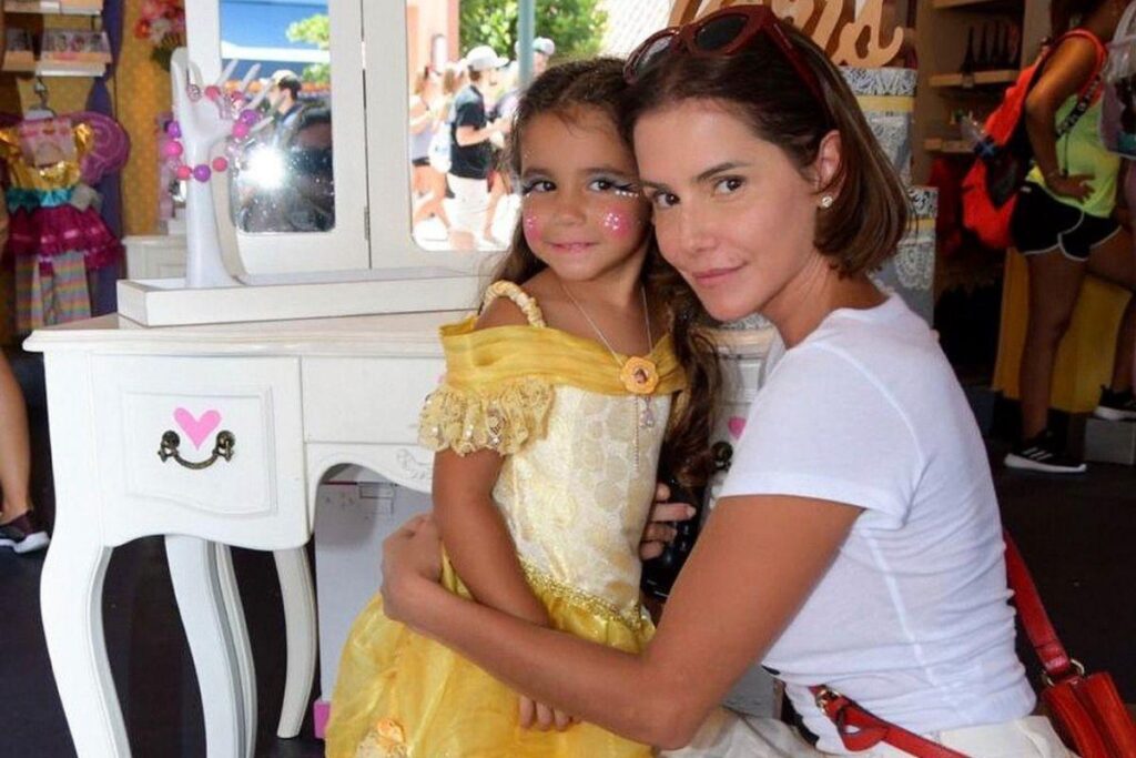 Deborah Secco comemorou os quatro anos da filha com muito amor e um baita bolo!