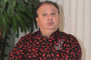 Erick Jacquin se divertiu ao cantar parabéns ao lado dos caçulas