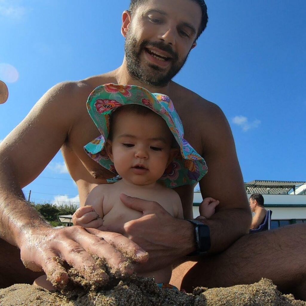 Zoe está dando os primeiros passos e ensaiando as primerias palavras ao mesmo tempo, Sabrina e Duda não poderiam estar mais orgulhosos