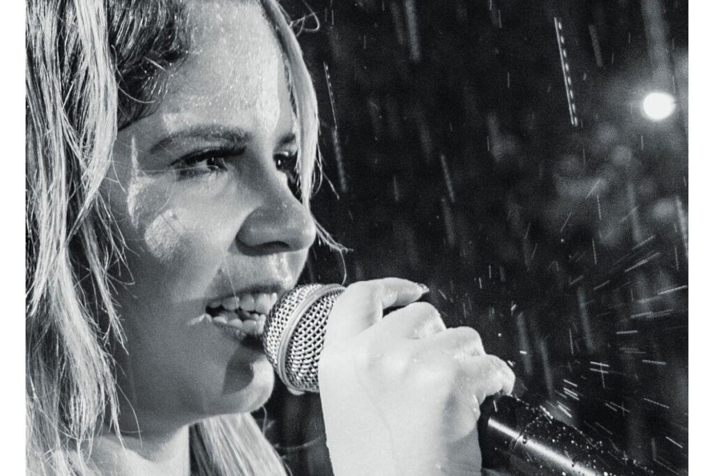 Marília é mãe de primeira viagem e está toda a toda com o filho