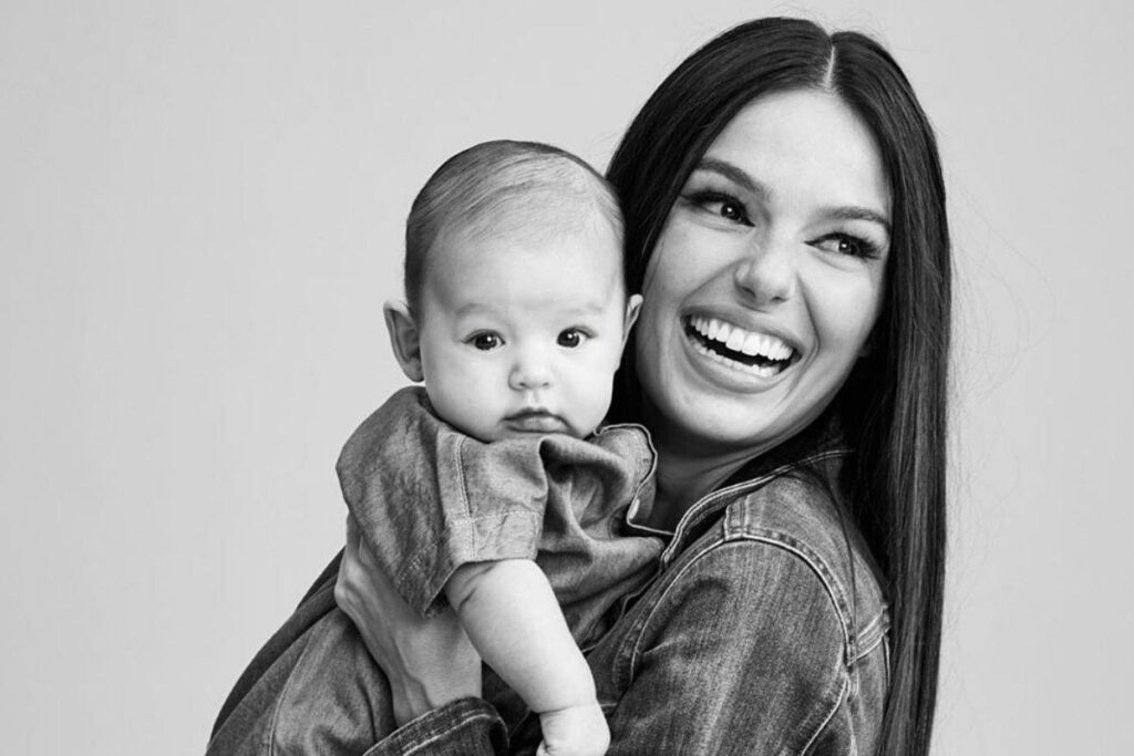 Isis Valverde é mãe de Rael, que tem um ano, e ela ainda está aprendendo a lidar com a distância do filho