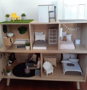 Avó criou uma casa de bonecas reutilizando materiais para a neta