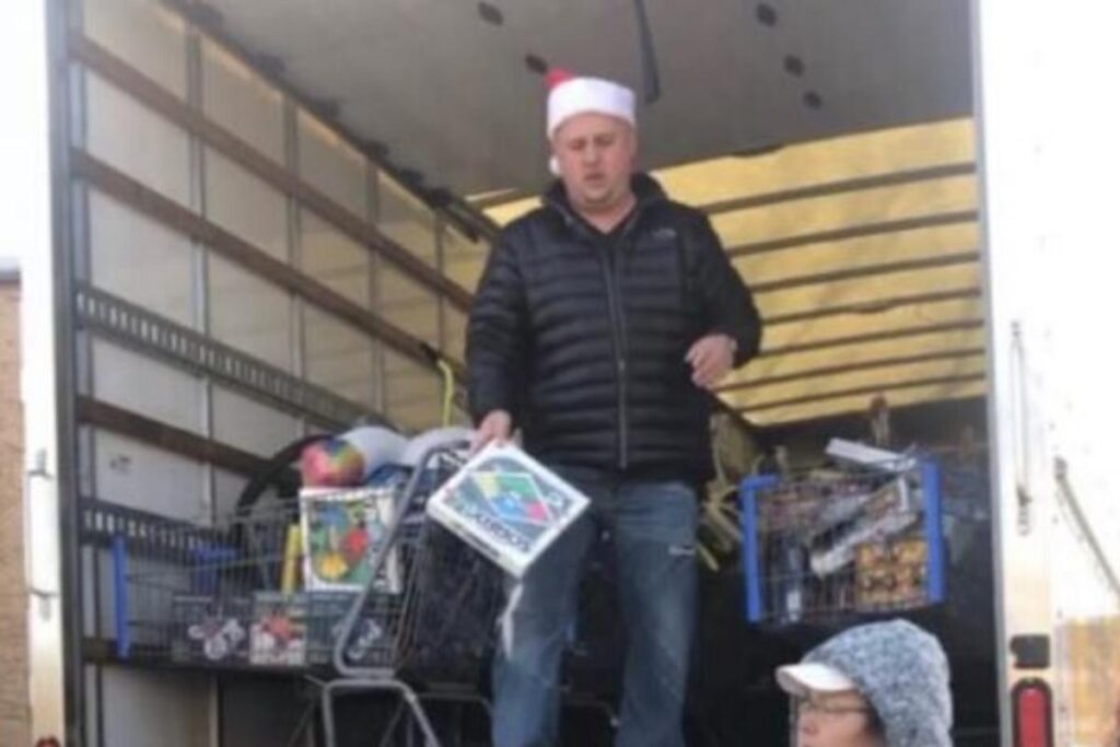 Ele doou um caminhão cheio de brinquedos