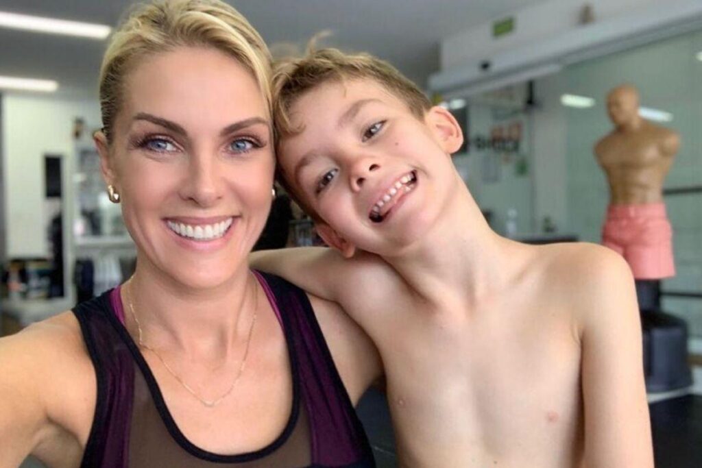 Ana se divertiu com o filho durante as férias