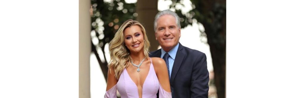 Os dois aguardam a chegada de Vicky