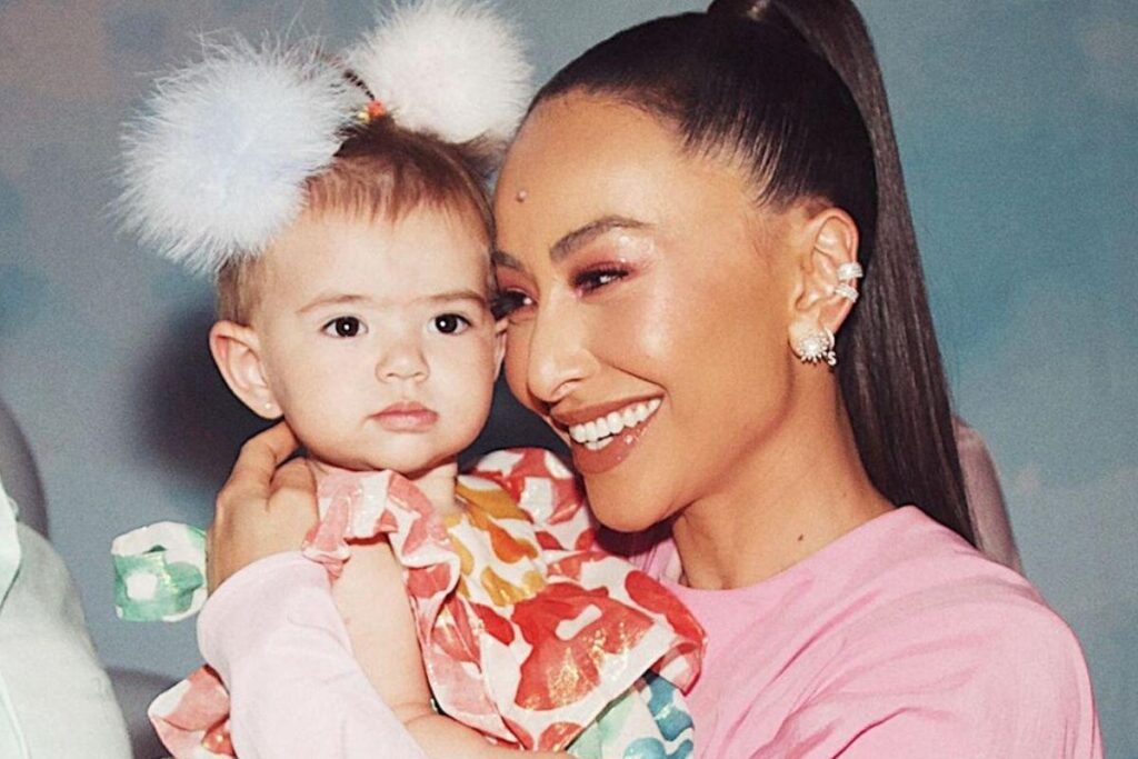 Sabrina e Zoe são um grude só quando estão juntas, dessa vez a menina aprendeu a falar “vovô” ao lado da mãe