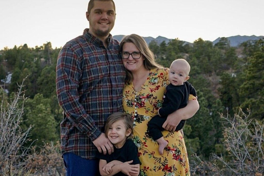 Ela foi a primeira a segurar o irmão