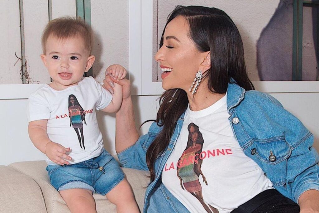 Zoe está dando os primeiros passos e ensaiando as primerias palavras ao mesmo tempo, Sabrina e Duda não poderiam estar mais orgulhosos