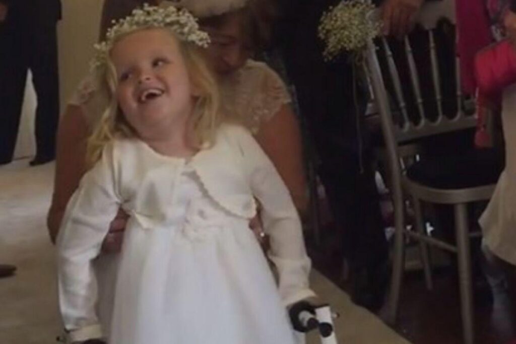 Ela deu os primeiros passos no casamento da mãe