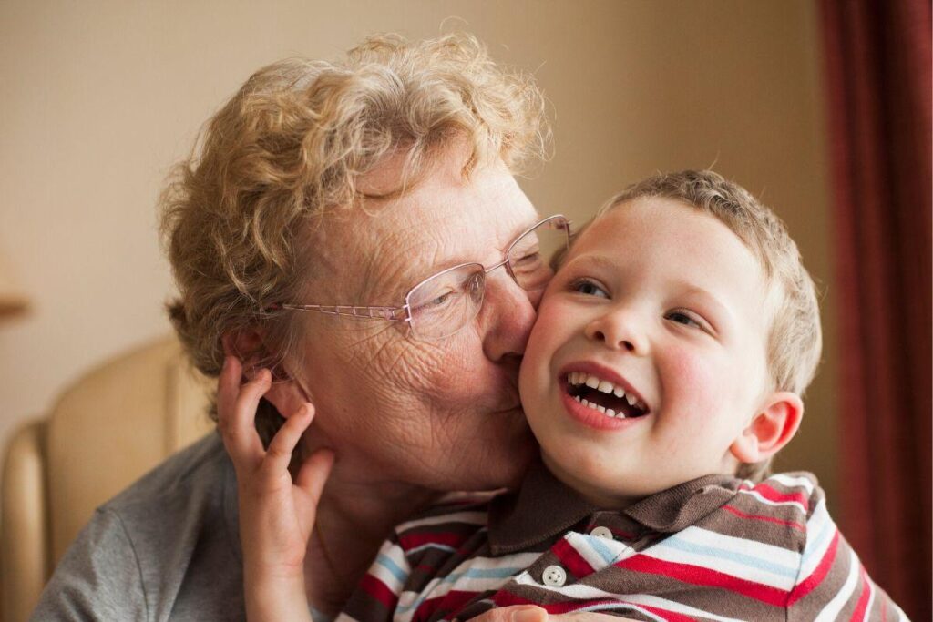 O menina tem 4 anos e a bisa tem 85