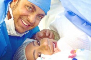 Thammy Miranda e mulher com o filho Bento.