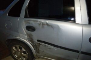 O ônibus bateu na porta traseira do carro de Ana