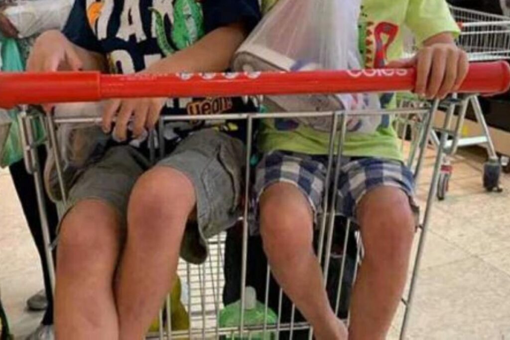 A mãe foi denunciada por colocar os 2 filhos na cadeirinha