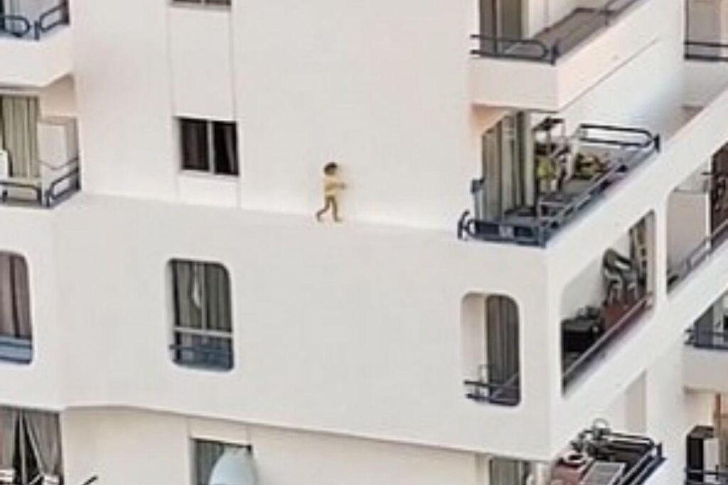 A menina mora na Espanha com os pais