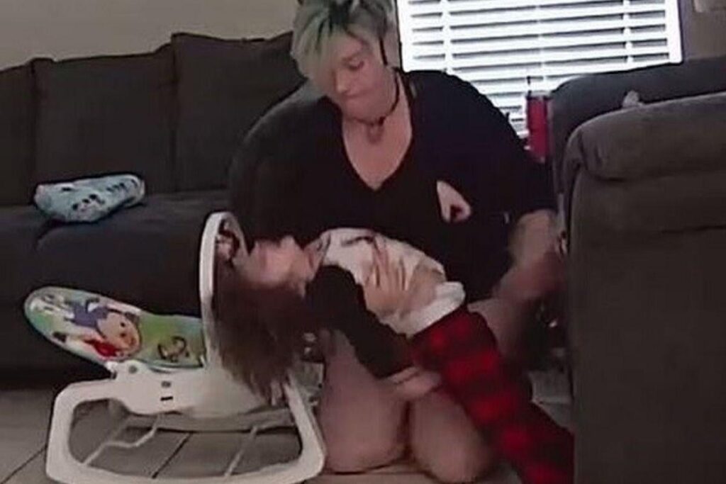 A menina tem apenas 2 anos de idade