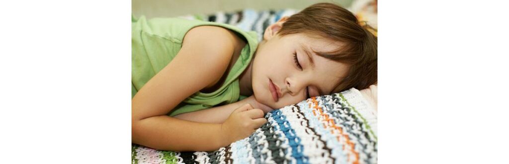 Dormir bem faz toda diferença na vida de uma criança em desenvolvimento.