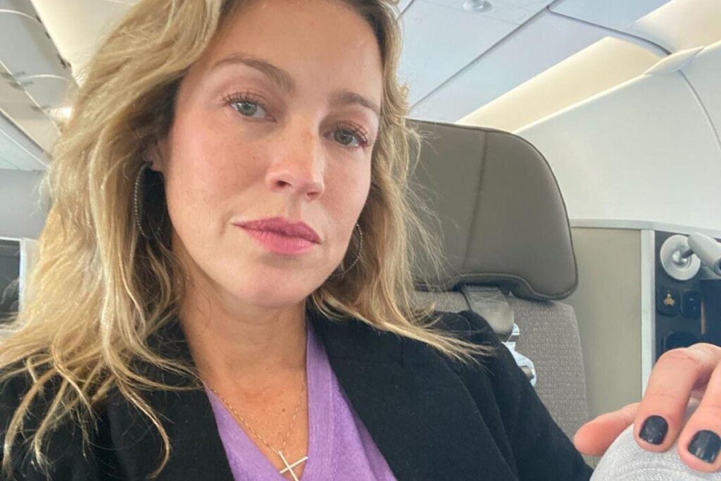 Ela postou esta foto dentro do avião