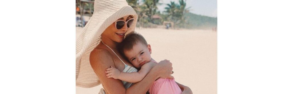 Sabrina e a filha Zoe de 1 ano