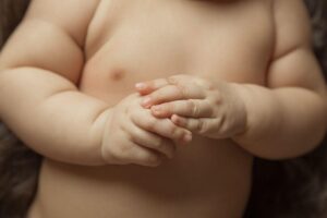 Funcionária de creche escreveu recado na barriga de bebê.