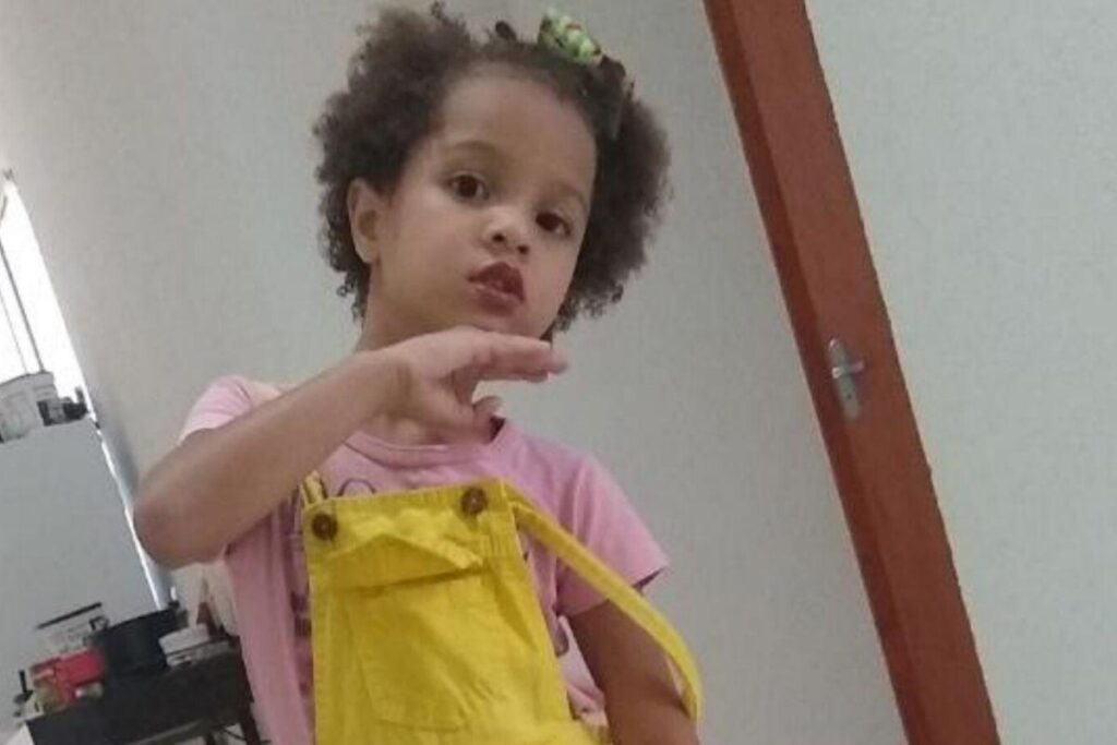 Ela caiu da sacada do terceiro andar