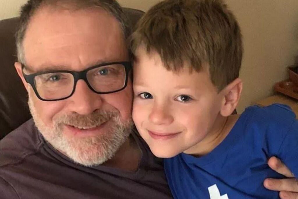 Podemos ver na foto que James está usando um vestido cor de rosa