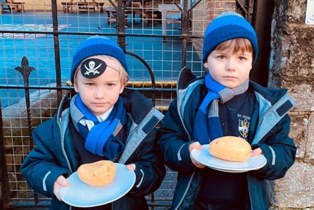 Os meninos Alvin e Victor estavam sendo servidos apenas de batatas assadas