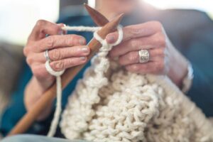 Julia Lewis comemorou alta de hospital ao som de Elvis Presley.