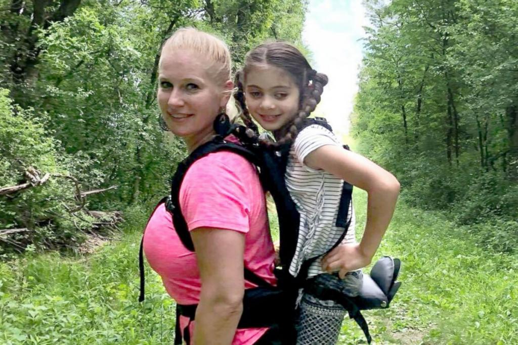 A menina foi com 50 alunos para um acampamento para observar a natureza