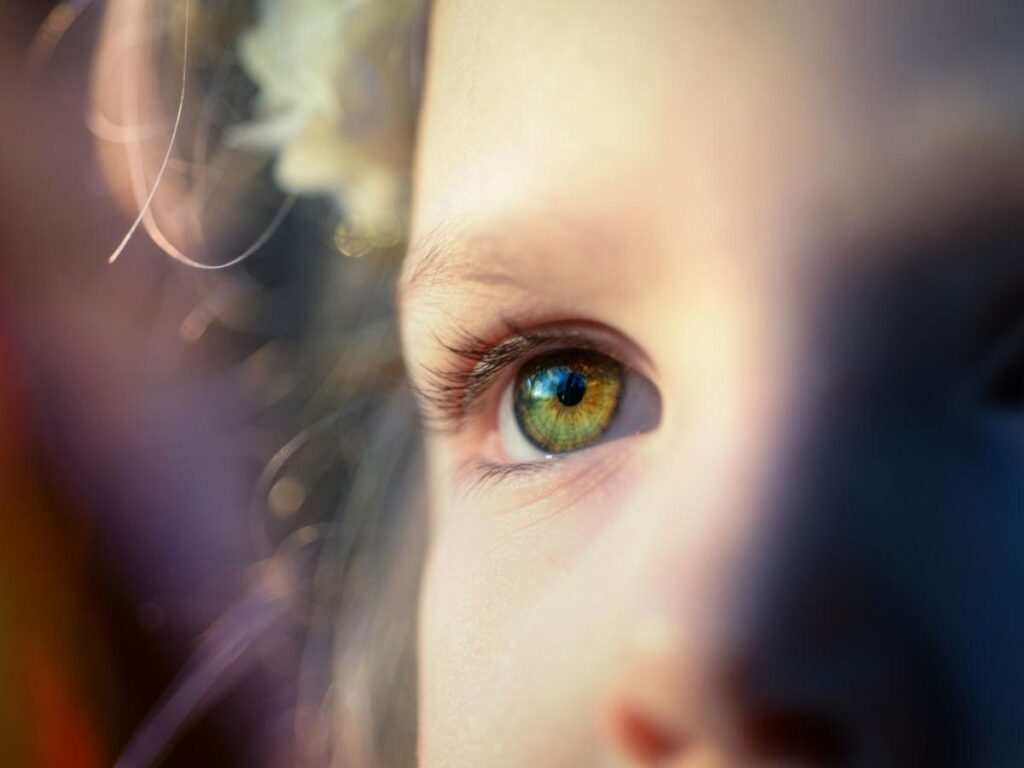 Os benefícios do projeto vão desde melhorias no clima e relações institucionais até um maior envolvimento da família na educação socioemocional da criança