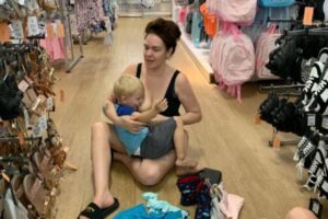 Sarah Mills foi muito julgada após amamentar Morrison, de 3 anos