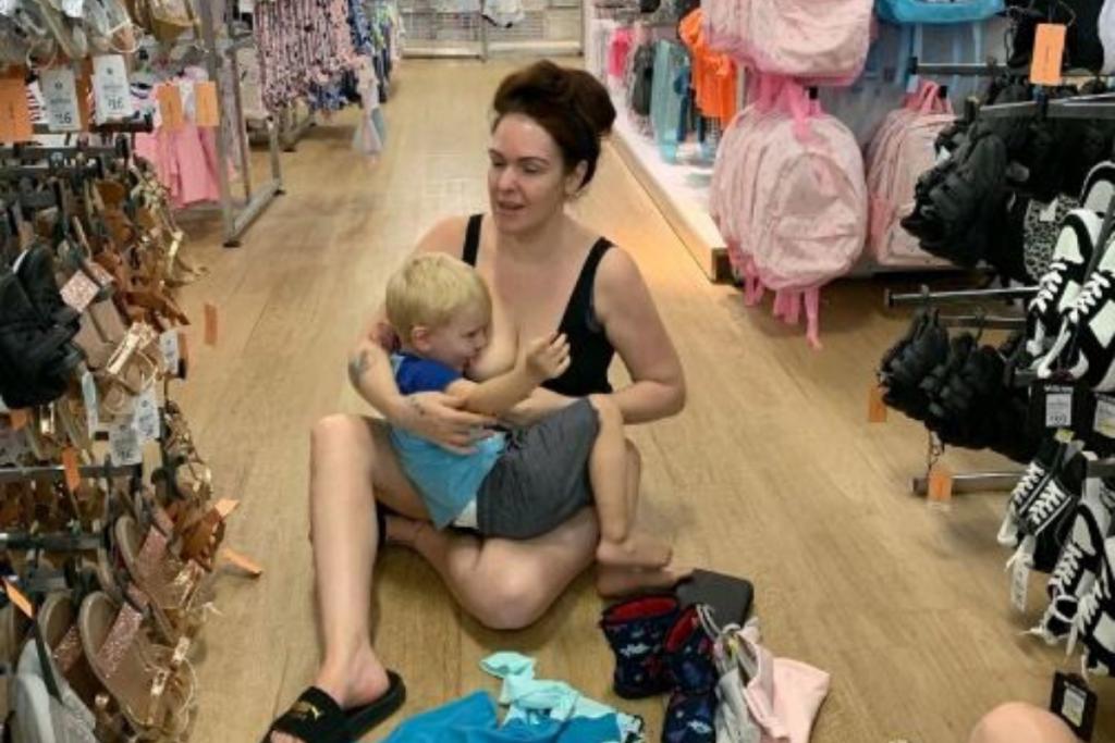 Sarah Mills foi muito julgada após amamentar Morrison, de 3 anos