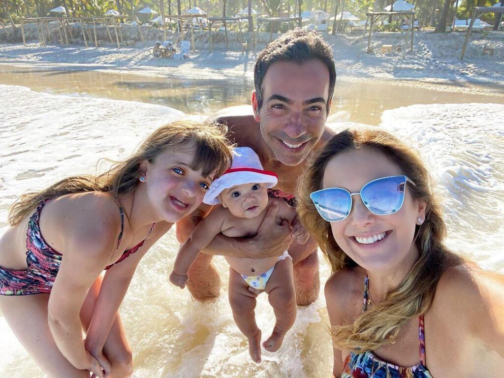 Manuella ao lado dos pais