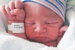 Sal Guest foi surpreendida após sentir dor de estômago e entrar em trabalho de parto