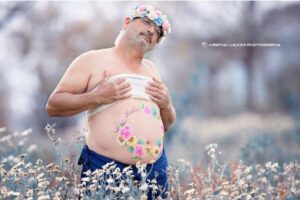 Reparem no nome da menina escrito na barriga dele