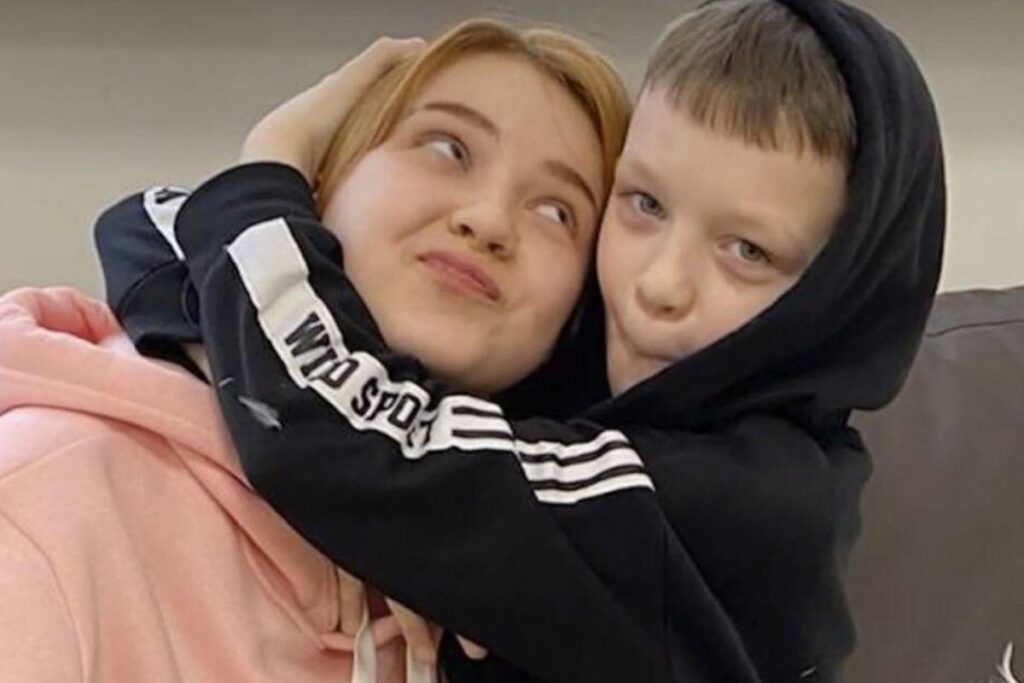 A menina está na sétima série e o menino está na quarta