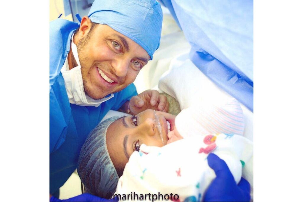 Thammy ao lado da esposa e o filho, Bento