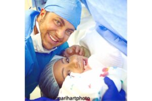 Thammy ao lado da esposa e o filho, Bento