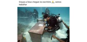 Um internauta compartilhou a foto de um brinquedo no meio da chuva