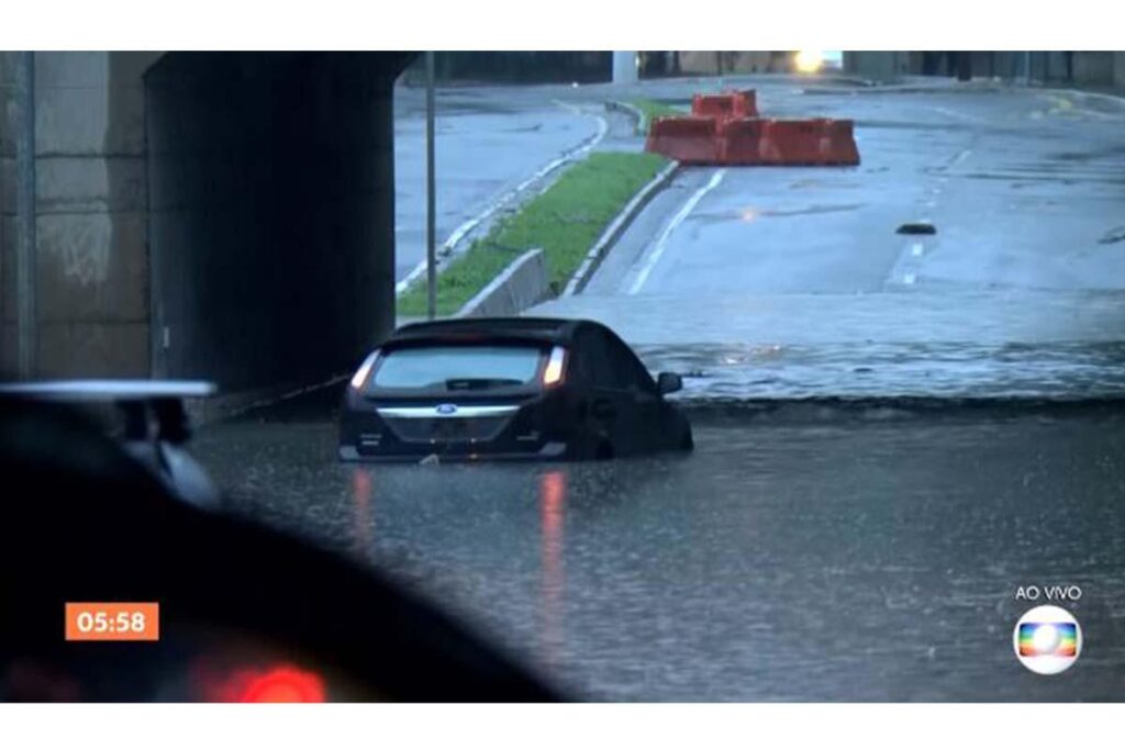 São Paulo tem 57 pontos de alagamento na cidade, sendo que destes 51 estão intransitáveis