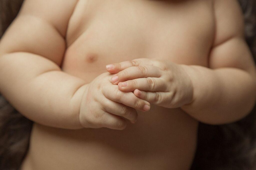 Um bebê de 12 horas foi derrubado de propósito pela avó paterna