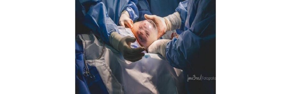 Noah às 8h30 da manhã, com 3,4 kg e 48,5 cm